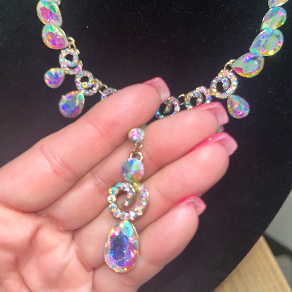 Iridescent Gold Necklace and Earring Set - Picture 4 of 5